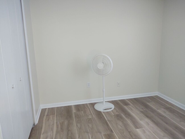 Building Photo - Charming 2 bedroom with enormous backyard.