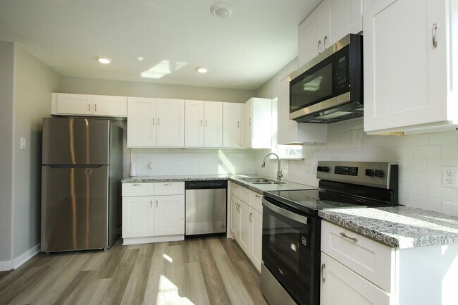 Building Photo - For Lease-Housing Vouchers Accepted | 3 Bed, 2 Bath | 1,150 Sq Ft | Warwick Place |