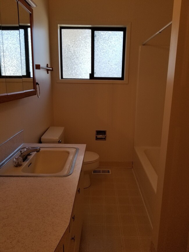 Building Photo - CHRISTMAS SPECIAL - 1/2 OFF DECEMBER RENT