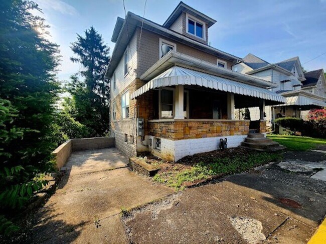 Building Photo - 305 Lyndhurst St