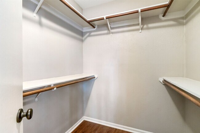 Building Photo - 2 Village Knoll Pl