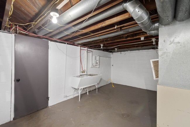 Building Photo - Charming 2 bedroom home in Versailles available August 1!