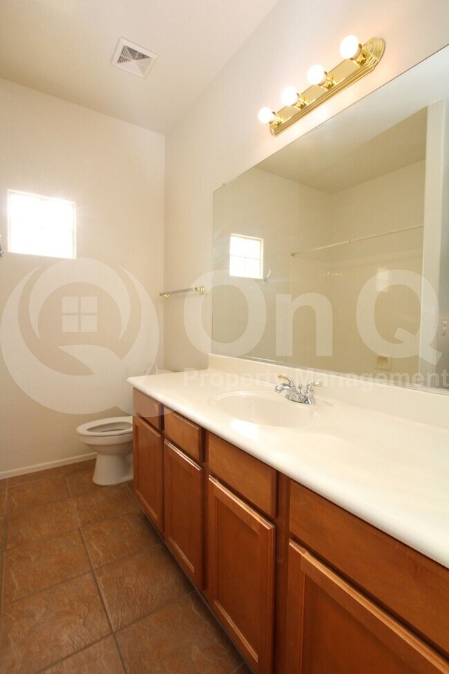 Building Photo - 2039 W Olive Way
