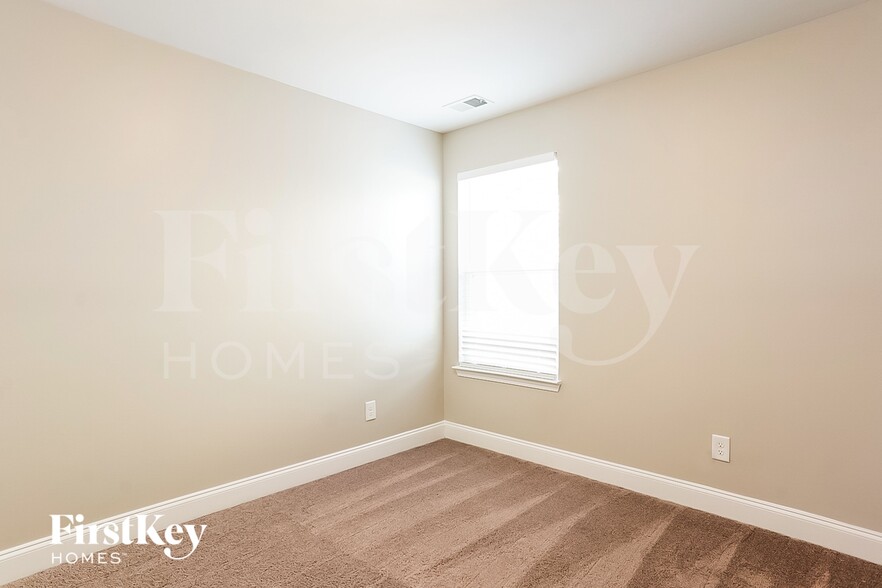 Building Photo - 67 Castlemoor Loop