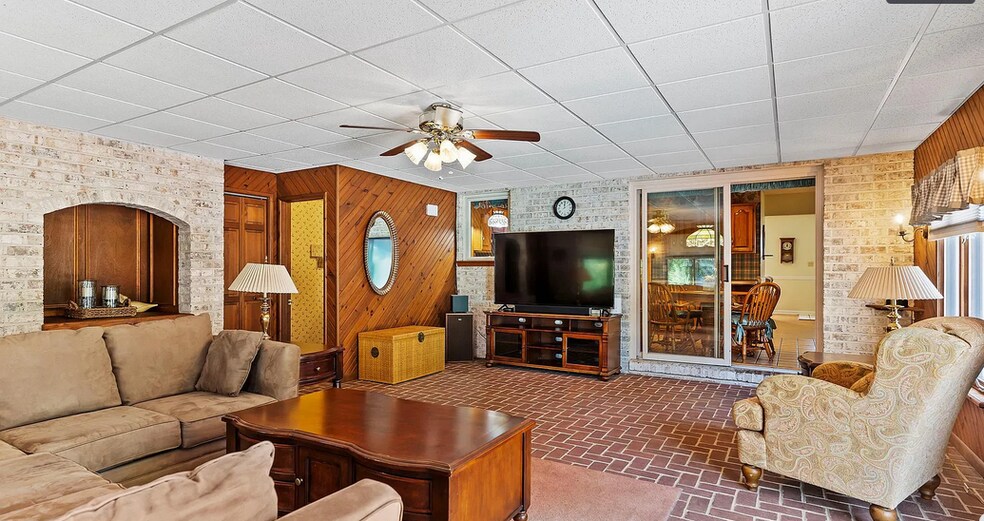 Building Photo - 611 Wingert Dr