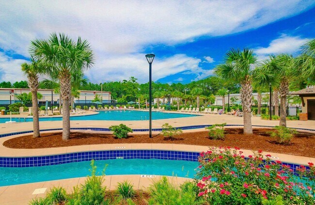 Building Photo - ELITE Townhome on Market Common! Move in ready! Make it YOURS for the Holidays!