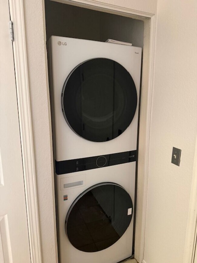 Building Photo - Charming Condo offer convinience and seclusion