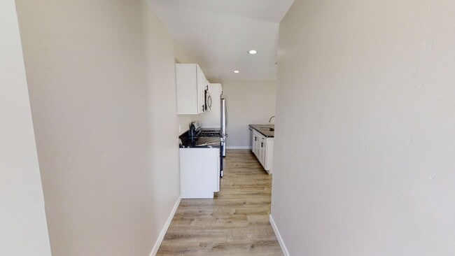 Building Photo - 5575 Mary Ln Dr