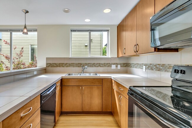 Building Photo - Cheery & Bright Columbia City Townhome