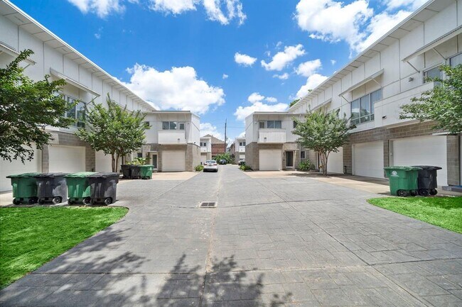 Building Photo - 5920 Fairdale Ln