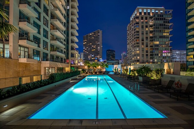 Building Photo - Furnished condo in the heart of San Diego ...