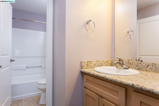 Building Photo - Lovely and updated top floor 1/1 condo wit...