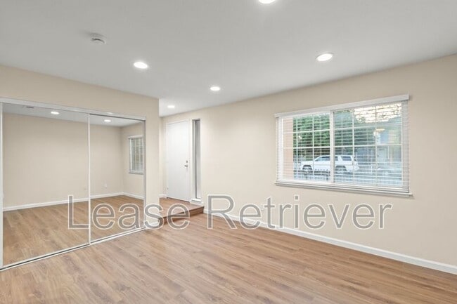 Building Photo - 990 Palm Cir