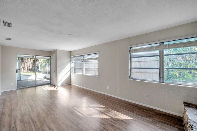 Building Photo - 1995 Meadow Dr