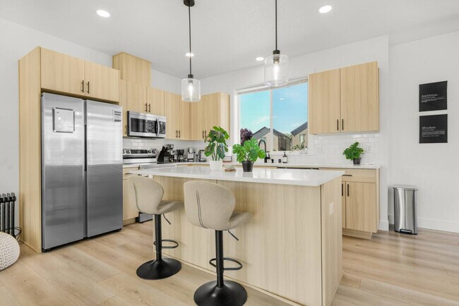 Building Photo - 3309 NE 42nd Pl