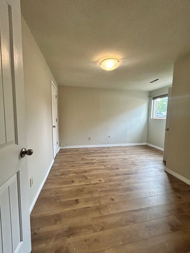 Building Photo - 2-Bed/1.5-Bath Longmont Townhome