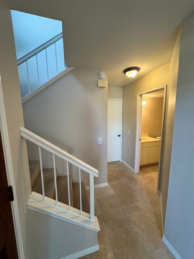 Building Photo - Townhome-Style 2BR/2.5BA + Loft | East Ventura (Beacon Court Community)
