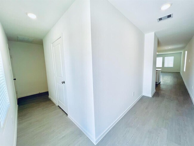 Building Photo - 3027 Mallorca Dr