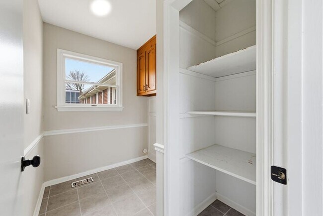 Building Photo - 2725 Greendale Ave