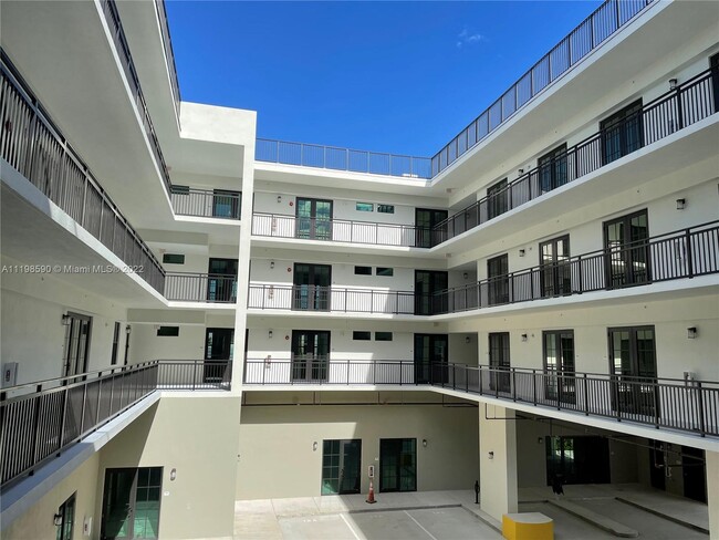 Building Photo - 4100 Davie Blvd Ext