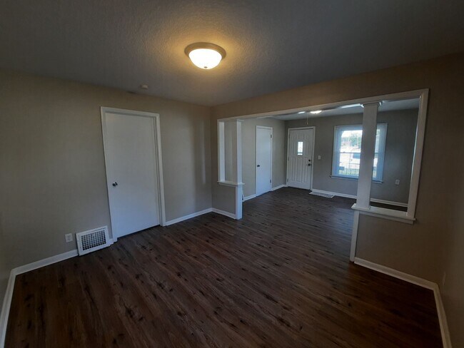 Building Photo - 3 bedroom home with covered patio and garage!