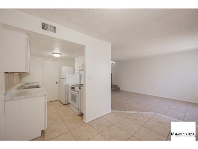Building Photo - Discover Comfort and Style in this Phoenix...