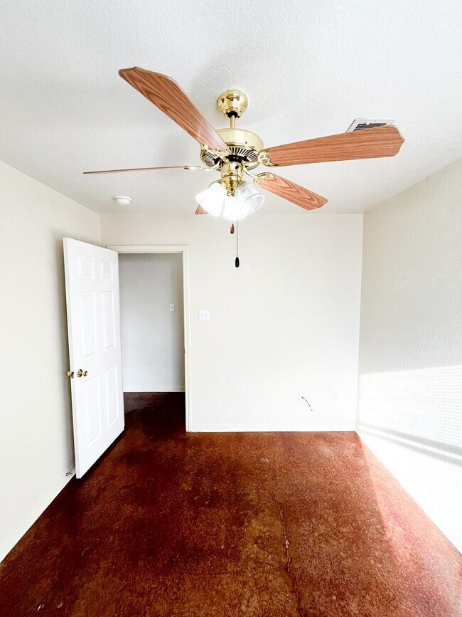 Building Photo - 1913 Charleston Ct