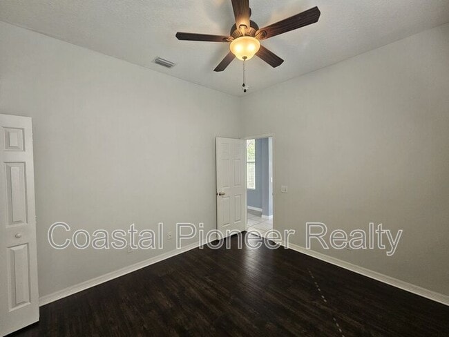 Building Photo - 10441 Greendale Dr