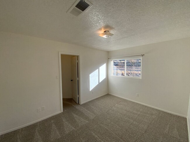 Building Photo - 3 Bedroom Home Available Near Tramway Blvd...