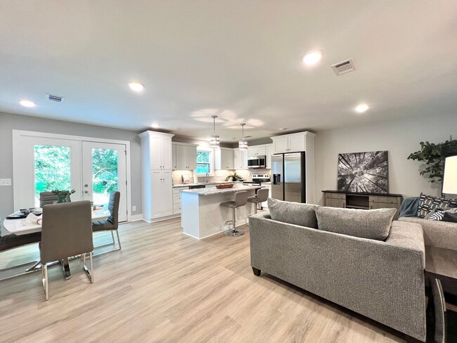 Building Photo - LUXURIOUS TOWNHOME ON THE WEST SIDE OF LEB...