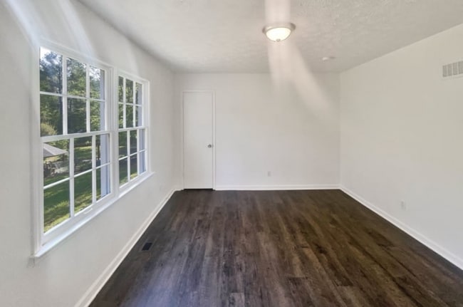 Building Photo - 295 Farm Ridge Dr NE