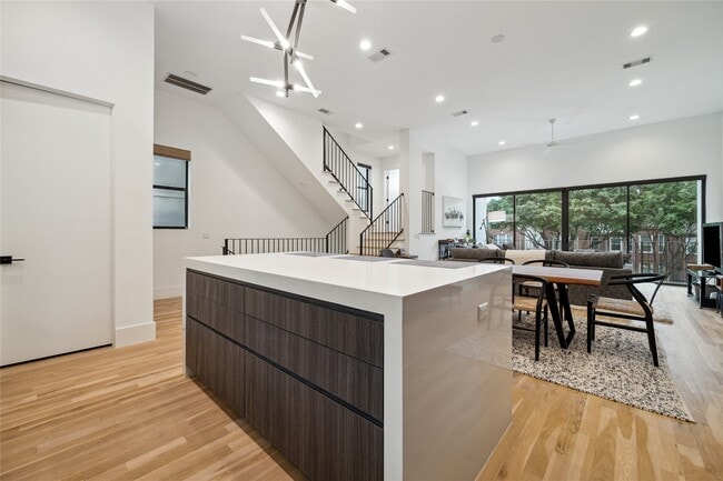 Building Photo - 711 Memorial Heights Dr