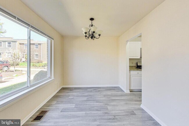 Building Photo - 906 West Side Dr