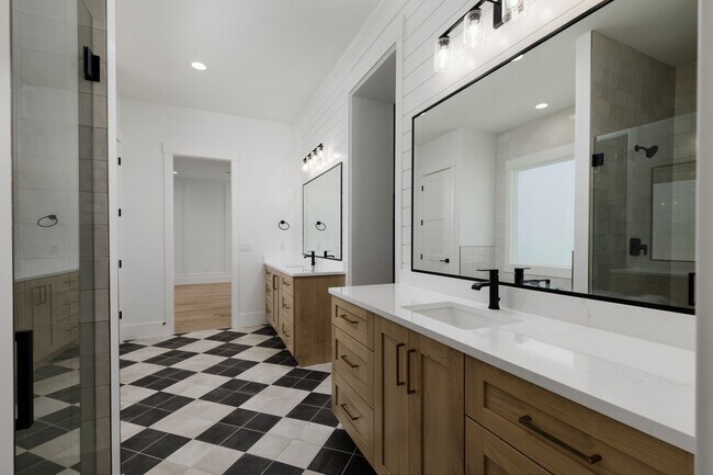 Building Photo - Stunning 5 bed 4 bath with RV Garage