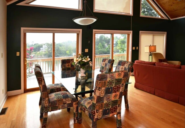 Building Photo - 4 Bedroom || 3 Bathroom home on Leesville Lake