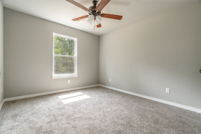 Building Photo - LIKE NEW 3-bedroom 2 bath Home in Bella Vista!!!