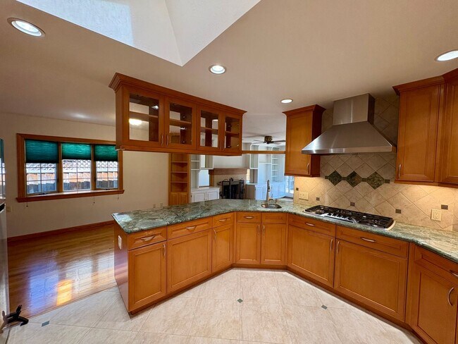 Building Photo - 3057 Carleton Pl