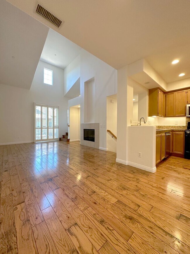 Building Photo - 2 BEDROOM 2.5 BATHROOM WITH LOFT HOME IN HIGHLY DESIRED BERKSHIRE TRACK