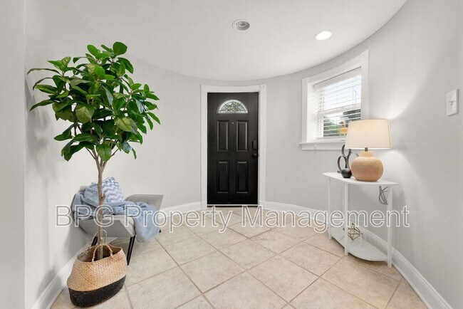 Building Photo - 1819 1st St NW