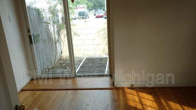 Building Photo - 1948 Silver Ave SE