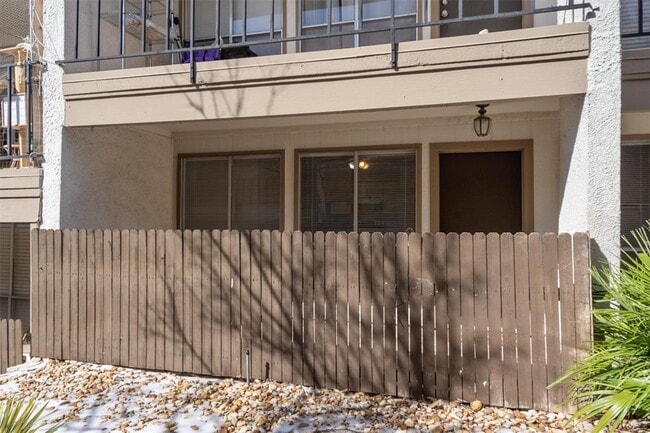 Building Photo - 6910 Hart Ln