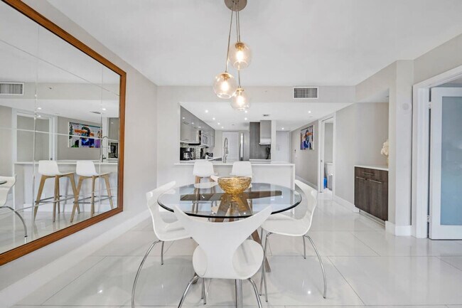 Primary Photo - 1717 N Bayshore Dr