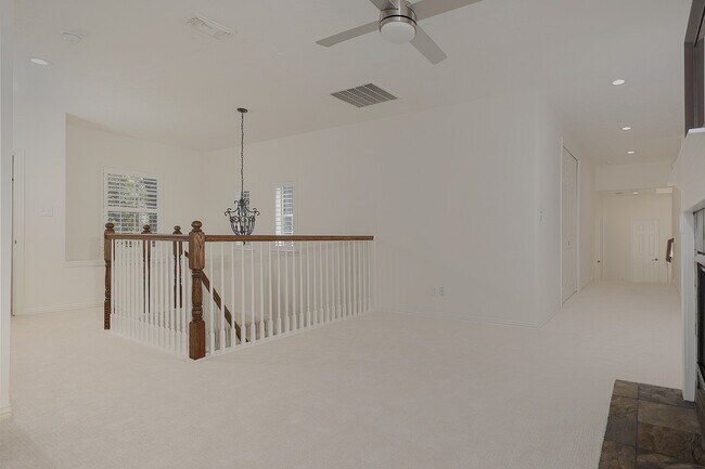 Building Photo - 122 E Lansdowne Cir
