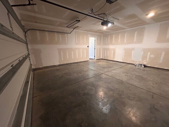 Building Photo - *Move in Special*  Spacious 3BR/2BA home in the Carnes area!