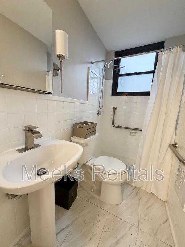 Building Photo - 1108 Kanawha Blvd E