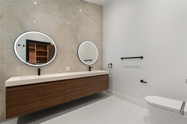 Building Photo - 5020 Hawkhurst Ave