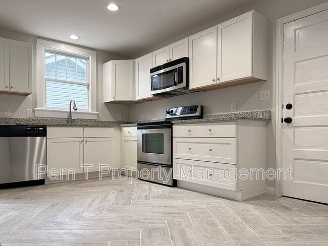 Building Photo - 1112 E Victory Dr