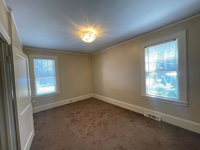 larger bedroom - 418 Clement Ave