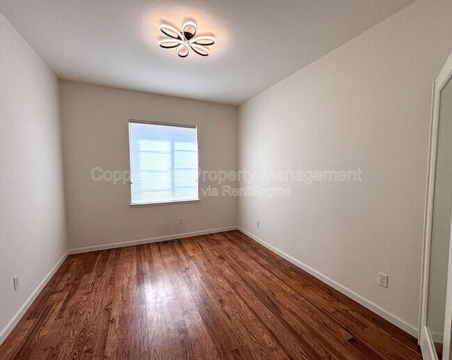 Building Photo - 900 Treece St