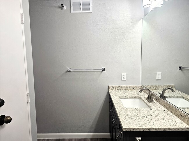 Building Photo - 5220 Seawall Blvd